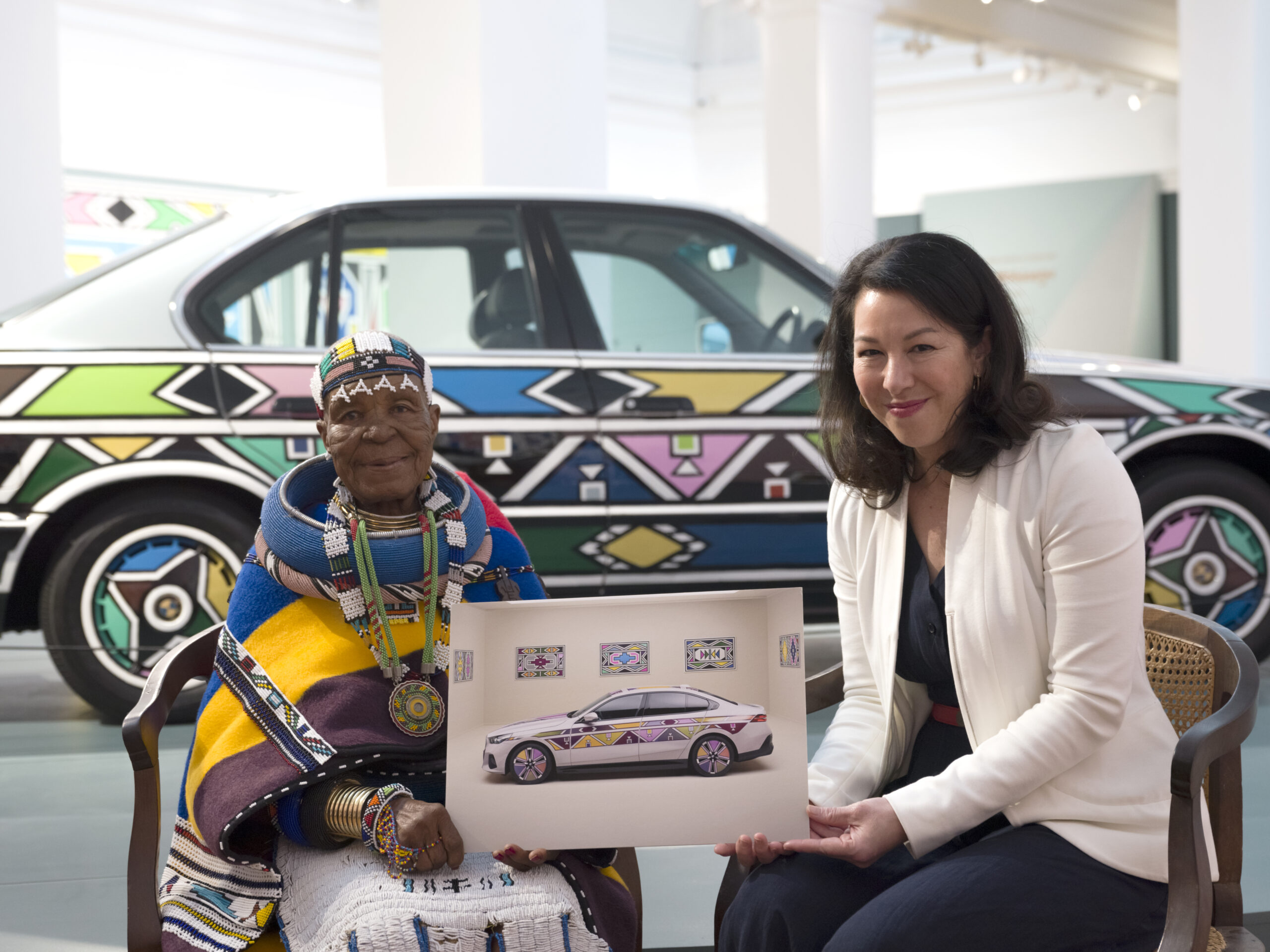 Créditos: Esther Mahlangu e a engenheira da BMW Stella Clarke