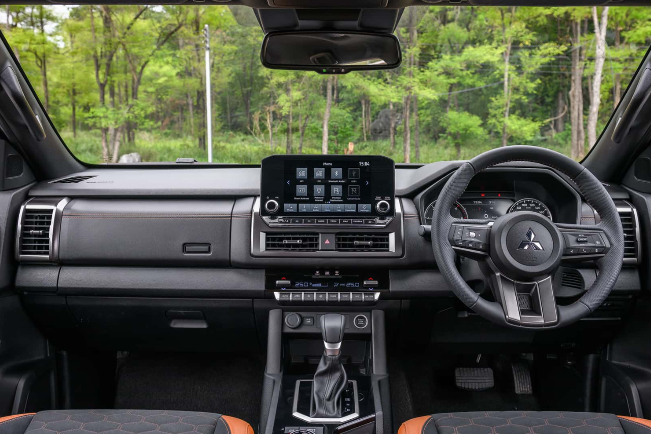 Nova Mitsubishi L200 Triton - Interior